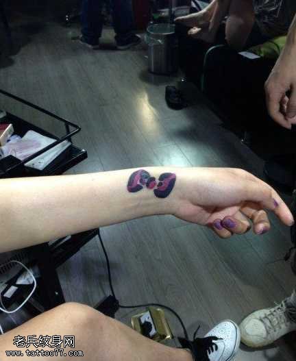 手臂小巧蝴蝶结纹身图案
