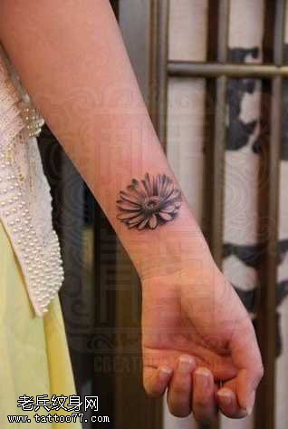 手腕小邹菊纹身图案