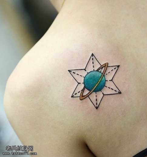 背部精致六芒星纹身图案