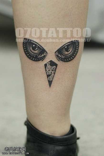 腿部猫头鹰纹身图案
