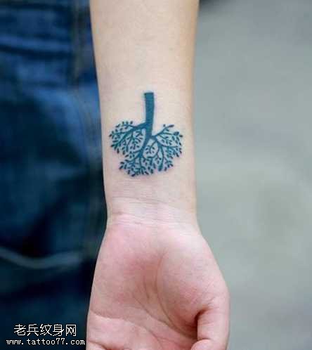 手腕精致的树纹身图案