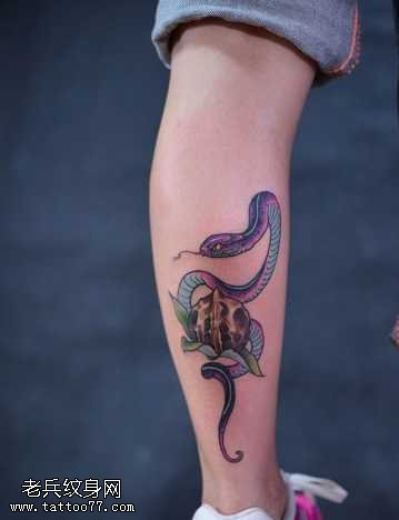 腿部一条彩色的蛇纹身图案