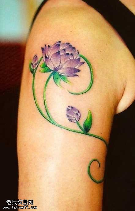 手臂漂亮的莲花纹身图案