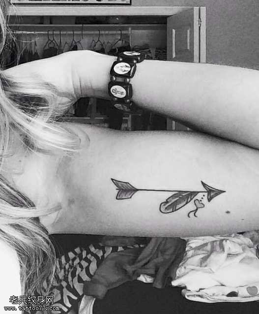 手臂漂亮的箭头纹身图案