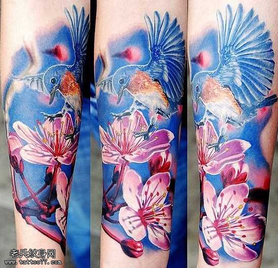 蓝色小鸟和桃花的纹身图案