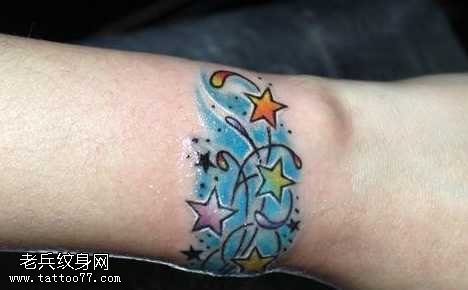 手臂好看的彩色五角星纹身图案