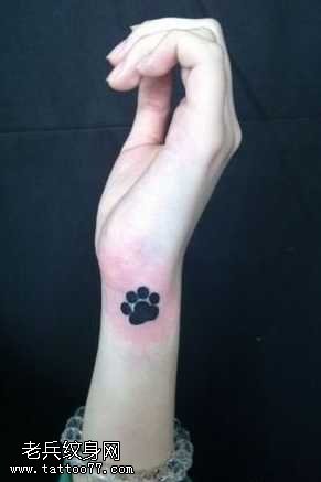 手臂熊猫印纹身图案