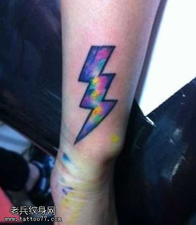 手臂星空闪电纹身图案