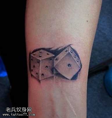 手臂唯美好看的色子纹身图案