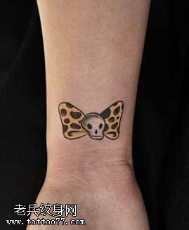 手腕可爱蝴蝶结纹身图案