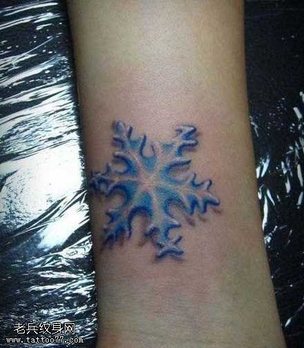 手臂好看的雪花纹身图案