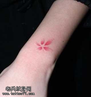 手臂好看的樱花纹身图案