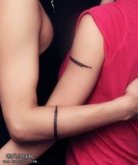 手臂黑白情侣纹身图案