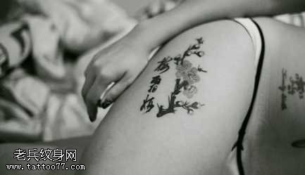 腿部梅花字符纹身图案