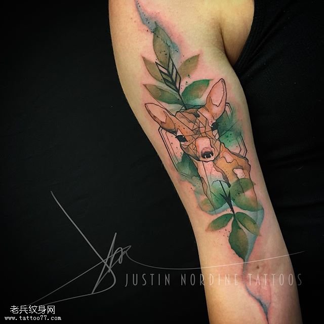 手臂水彩的小鹿纹身图案