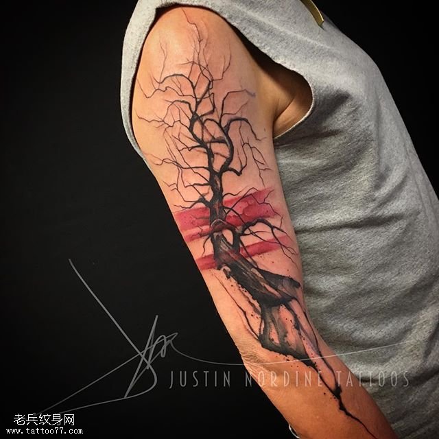 大臂水墨老树纹身图案