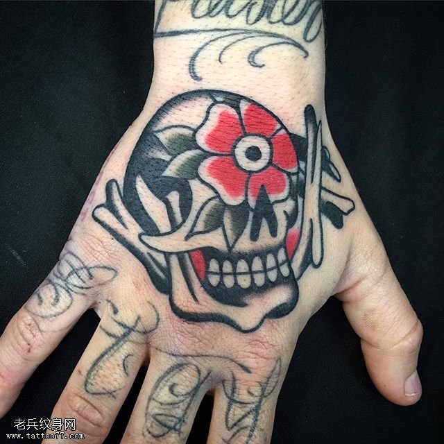 手背骷髅小花纹身图案
