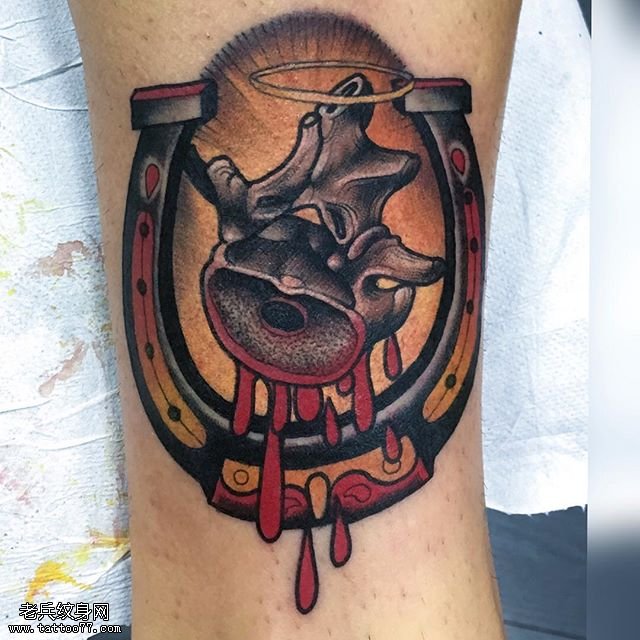 腿部的椎骨纹身图案