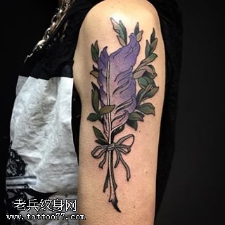 大臂上的树叶纹身图案