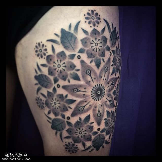 大腿水墨图腾花纹身图案
