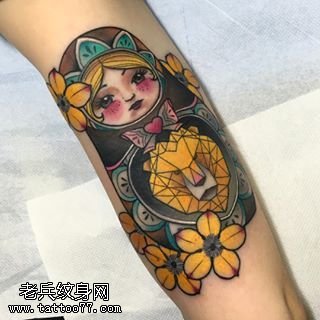 手臂经典彩绘俄罗斯娃娃纹身图案