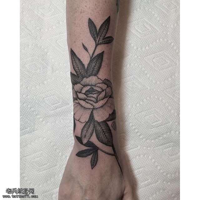 手腕上一只经典的花卉纹身图案