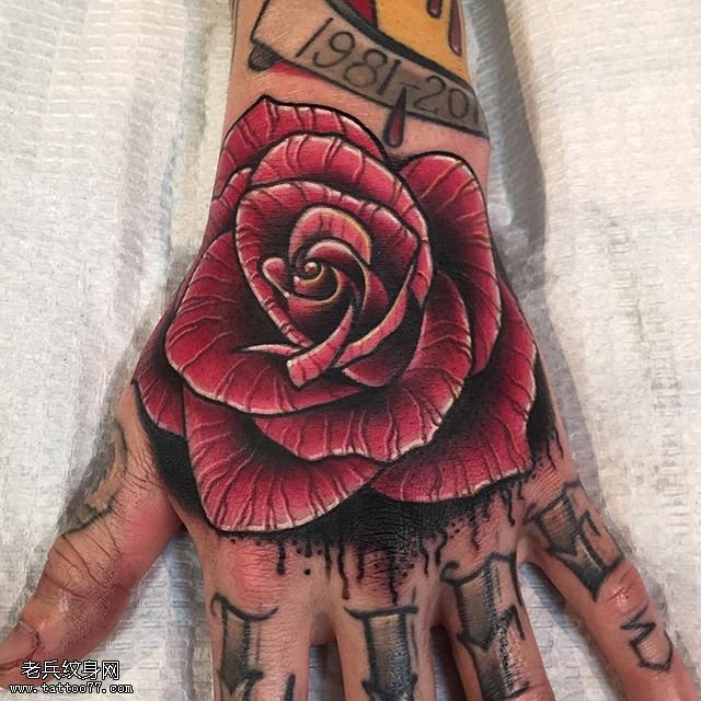 手面上写实的玫瑰纹身图案