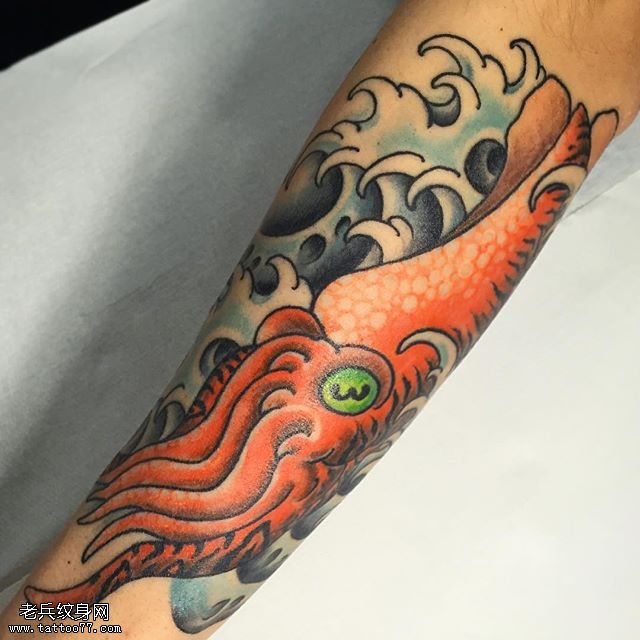 小臂红色的章鱼纹身图案