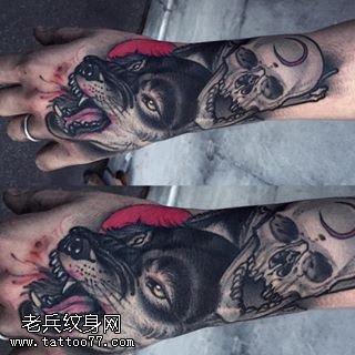 手背上的狼骷髅纹身图案