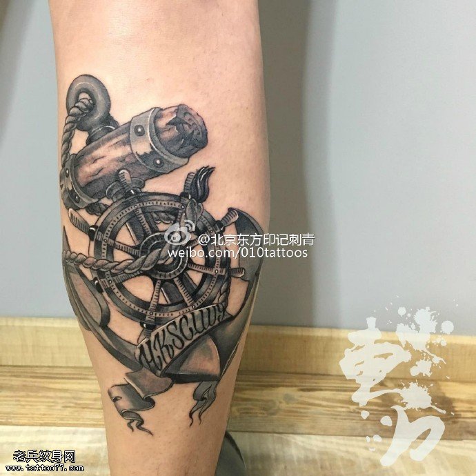 小腿肚上的船锚纹身图案