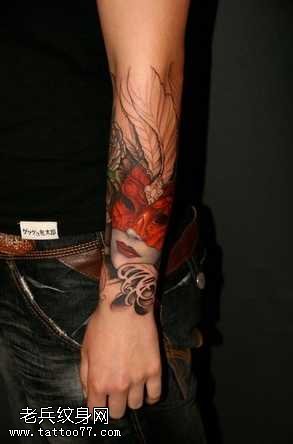 手臂戴面具的美女纹身图案