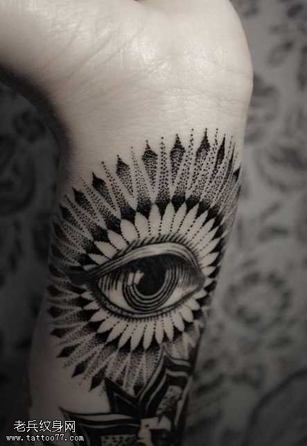 手臂眼睛纹身图案