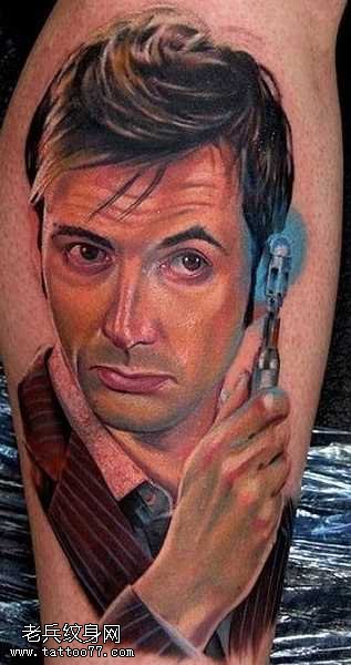 腿部逼真的头像纹身图案