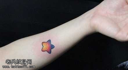 手臂彩色五角星纹身图案