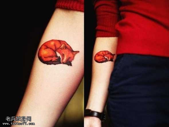 手臂漂亮的狐狸纹身图案