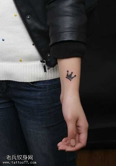 手部皇冠纹身图腾图案