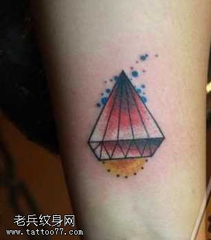 手臂流行潮流的钻石纹身图案