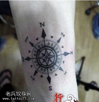 手臂潮流是指南针纹身图案