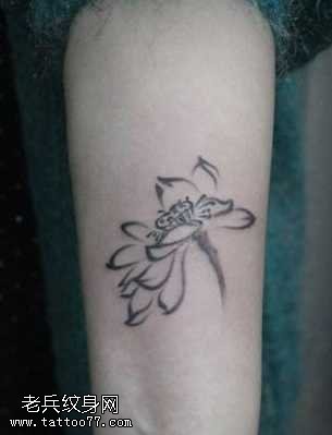 手臂水墨风格莲花纹身图案