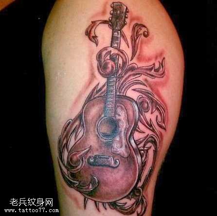 腿部快乐的吉他纹身图案