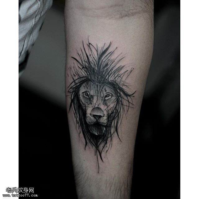手臂线条狮子纹身图案