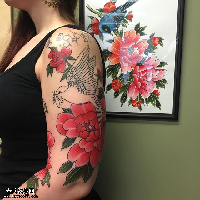大臂上的牡丹鸟纹身图案