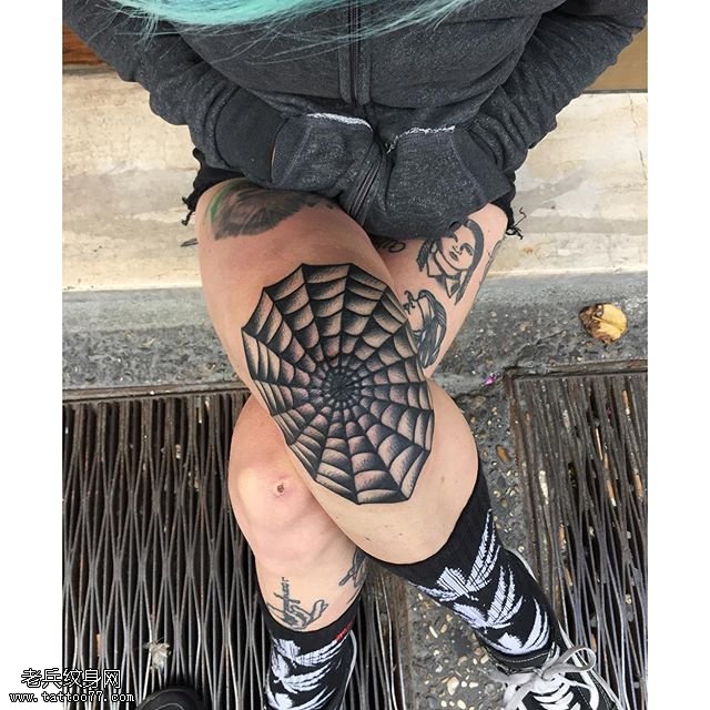 膝盖上的蜘蛛网纹身图案