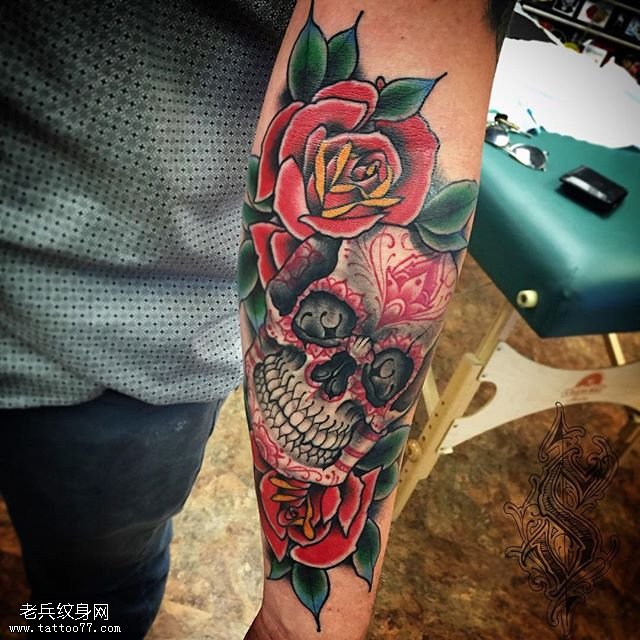 手臂彩绘骷髅玫瑰纹身图案