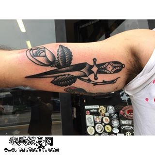 大臂一把匕首纹身图案