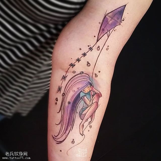 手臂彩绘的长发女孩纹身图案