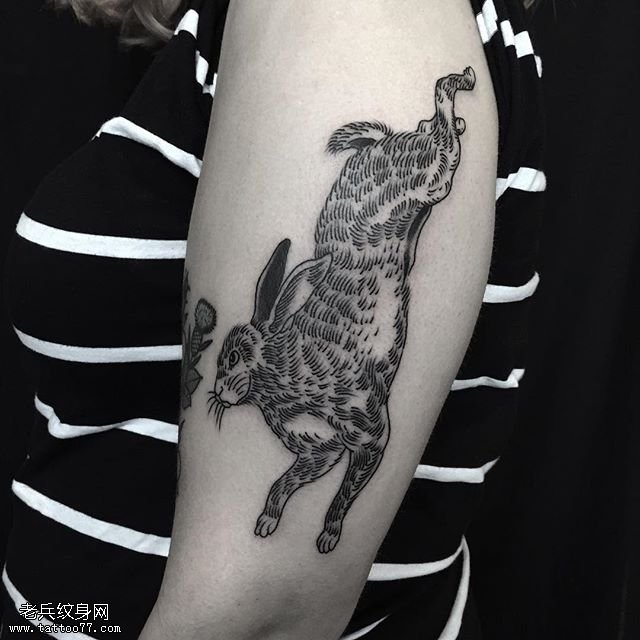 大腿部点刺的兔子纹身图案