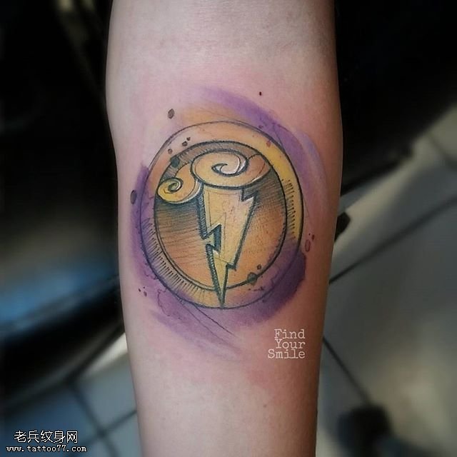 手臂彩绘闪电纹身图案