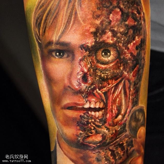 手臂写实虐心的半边脸纹身图案