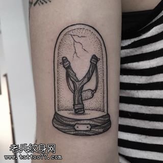 手臂点刺瓶子里的弹弓纹身图案